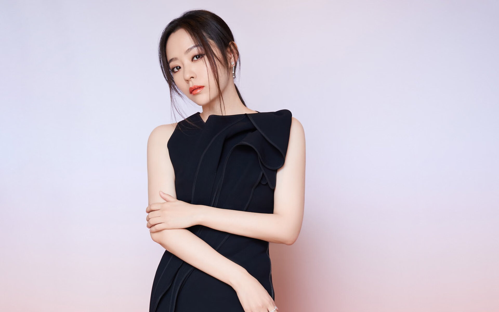 九游娱乐官网 (JIUYOU)-_蓝色海域滑翔：在海浪中自由飞翔_，蓝色的海域